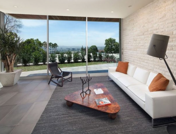 Dinding kaca yang menyatu dengan pemandangan luar